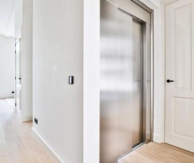 Installer un monte-charge domestique : conseils pratiques pour réussir son projet
