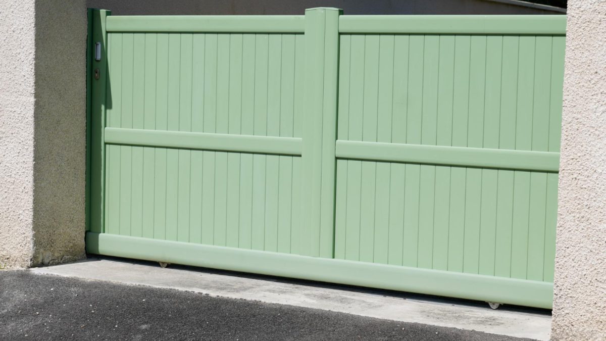 Le charme d’un portail vert de qualité supérieure pour un jardin élégant