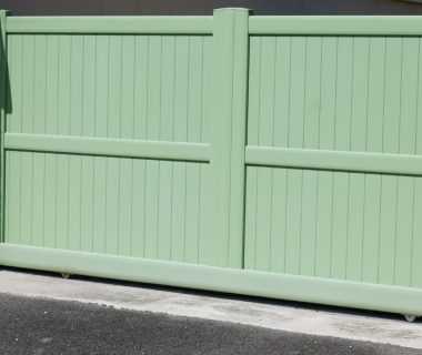 Le charme d’un portail vert de qualité supérieure pour un jardin élégant