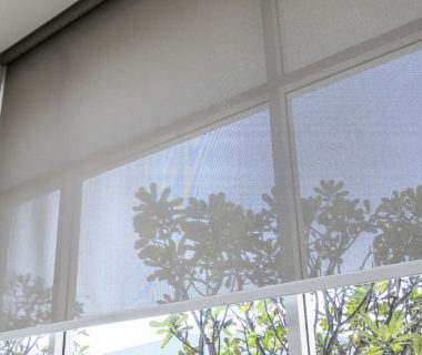 Stores enrouleurs, vénitiens ou bateaux : quelle installation choisir pour une déco réussie ?